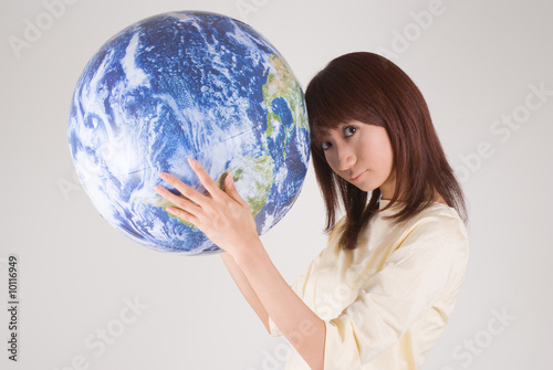地球儀を持つ女性