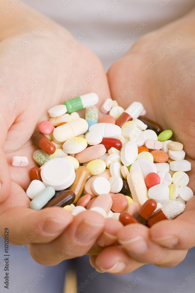 Viele bunte Tabletten und Pillen in einer Hand Viele bunte Tabletten und Pillen in einer Hand