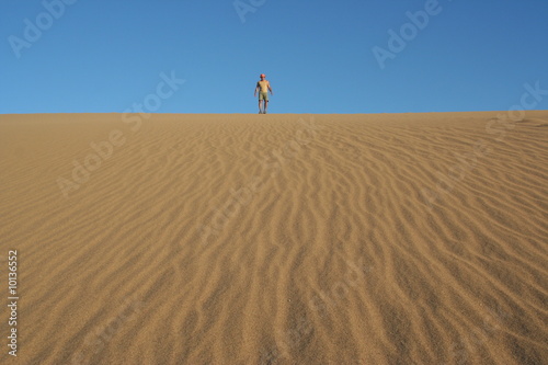 Tourist in den Sanddünen des Death Valley, CA - USA