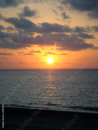 Fototapeta Naklejka Na Ścianę i Meble -  tramonto sulla spiaggia