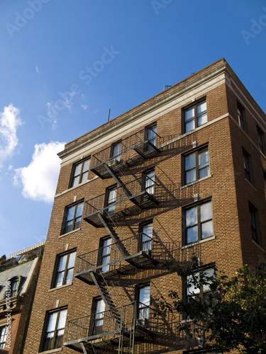 Fotografie A classic brownstone building in west midtown, NYC.