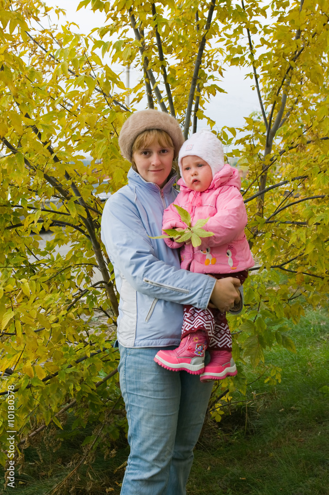 Fototapeta premium the Image of the woman holding on hands of the child