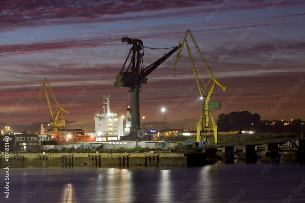 Obraz premium zona portuaria al atardecer