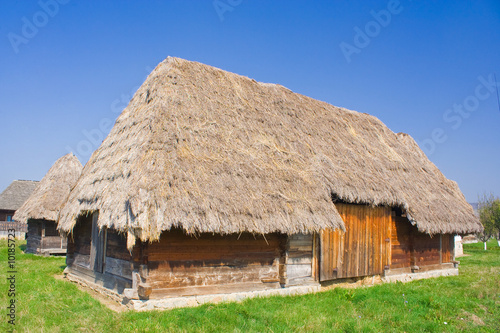 Old houses with roof of thatch © Xalanx