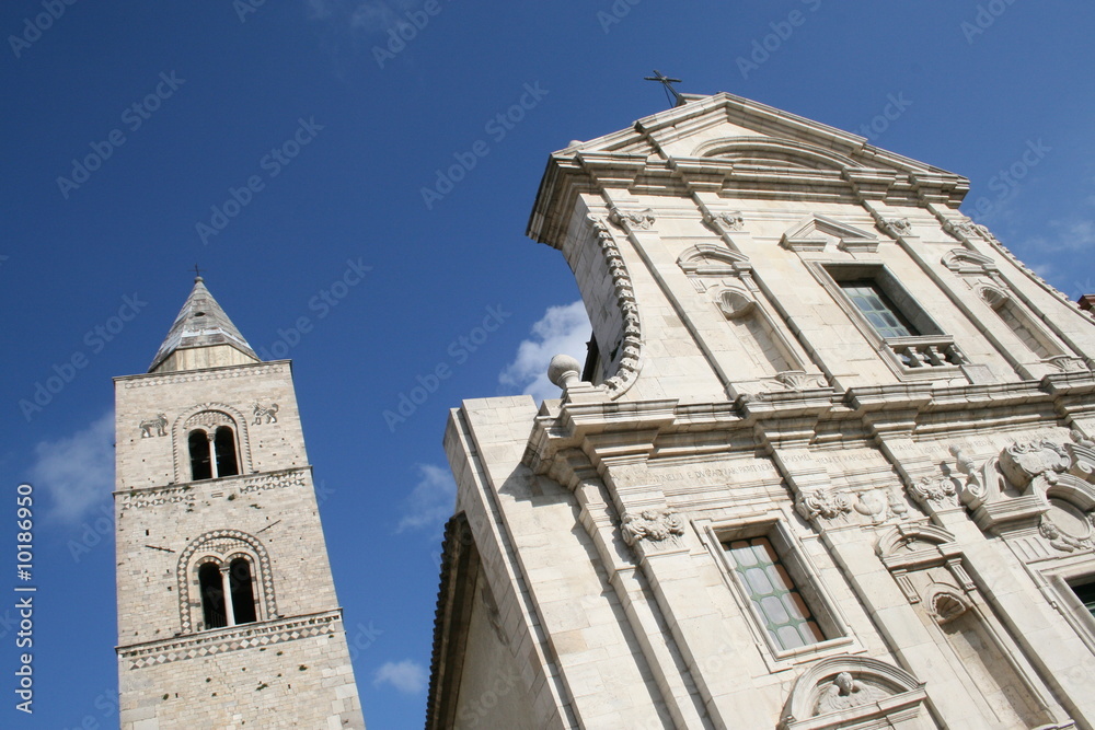 Obraz premium Lucania, chiesa, facciata della Cattedrale barocca in stile normanno di Melfi in Basilicata con campanile quadrato e bifore, pietra calcarea bianca