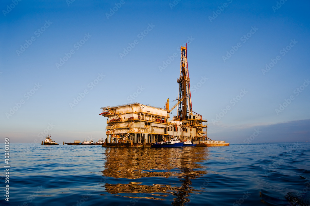 Naklejka premium Oil or natural gas rig in Galveston Bay, Texas.