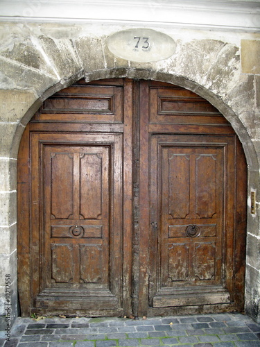 Porte coch  re marron sur fa  ade de pierre  Paris  France