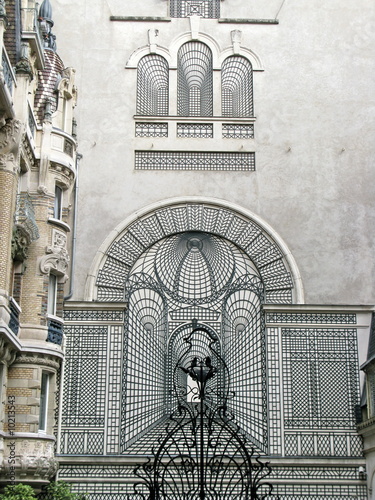 Quadro su tela Trompe l'oeil en claire voie, façade parisienne, France.