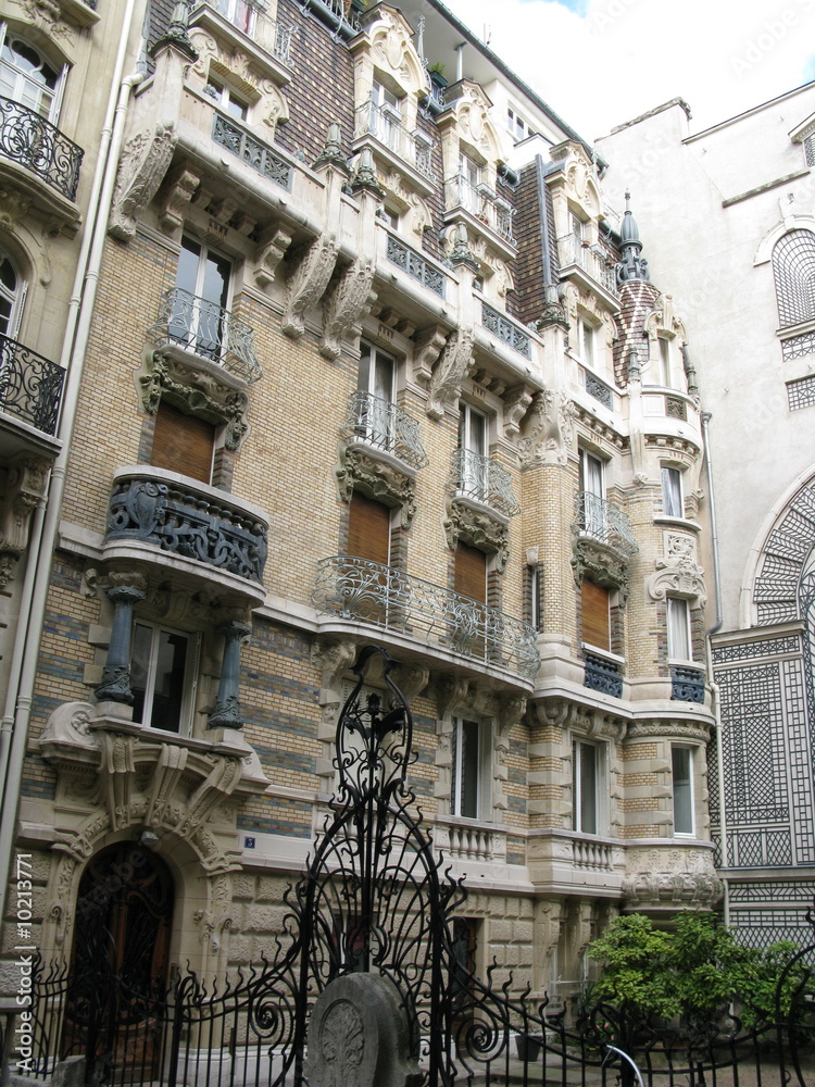 Fototapeta premium Façade d'immeuble classique parisienne, France.