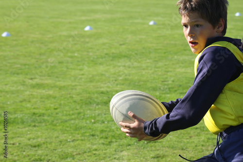 Jeune joueur de rugby se prépare à faire une passe