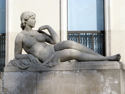 Statue de femme  allongée sur un piedestal, Paris, France. photo