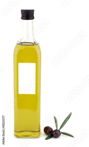 Botella de aceite con oliva e hojas
