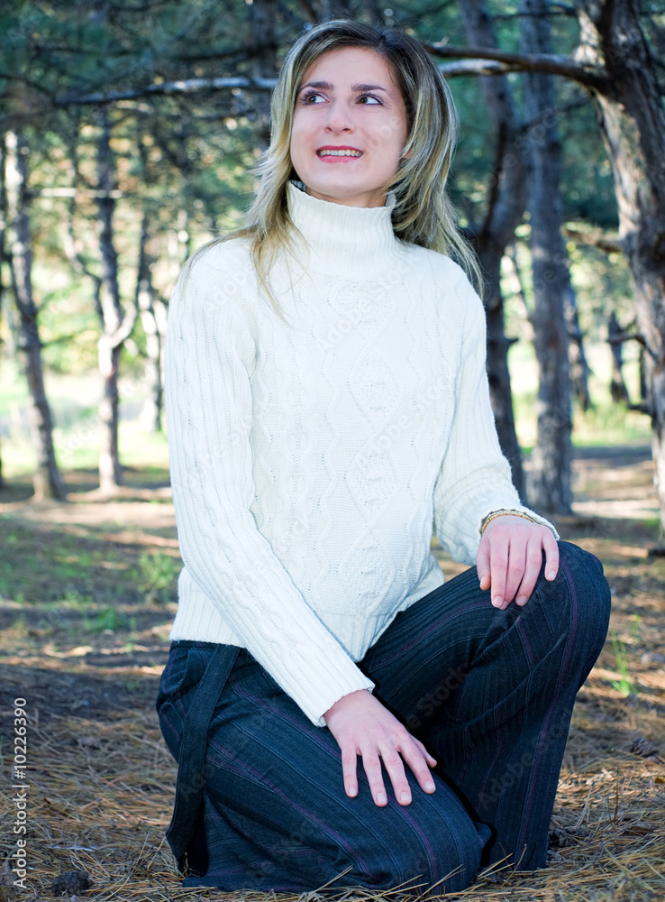 Obraz premium Pretty young girl sitting in the park