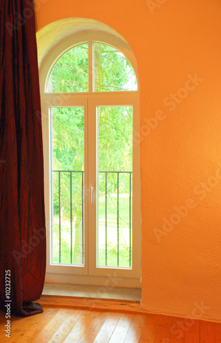 Leerer Raum mit Fenster