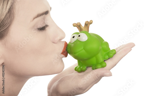 Froschkönig wird von einer blonden Prinzessin geküßt