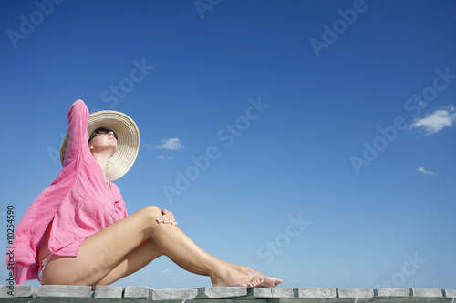 Mujer Tomando el Sol