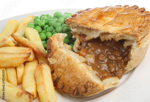 Foto Beef & vegetable pie with chips and peas