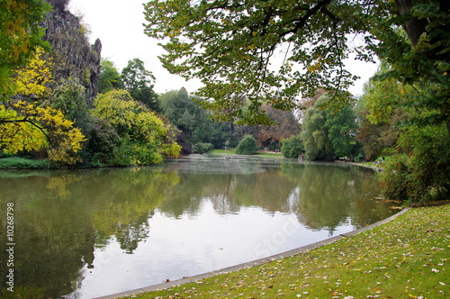 Automne au parc des Buttes Chaumont, Paris, France.
