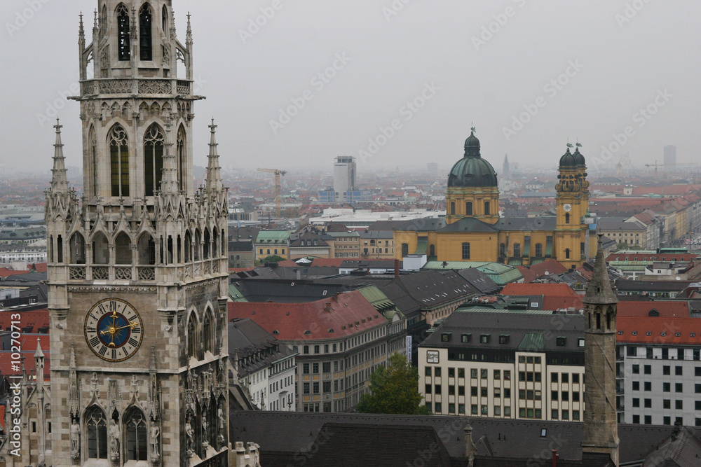 Obraz premium Rathaus und Theatinerkirche in München, Bayern