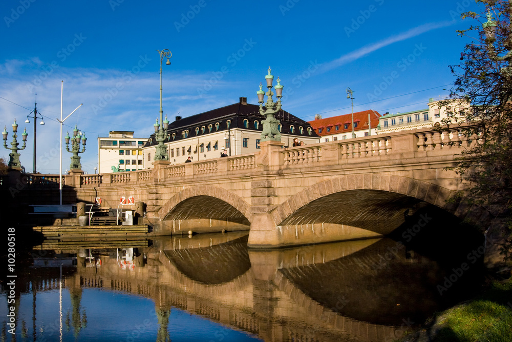 Göteborg bridge reflects in water