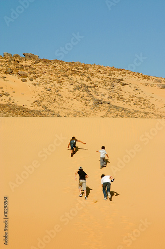enfants grimpant la dune