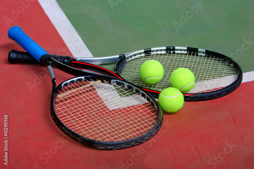 Tennis racket and balls © Arto