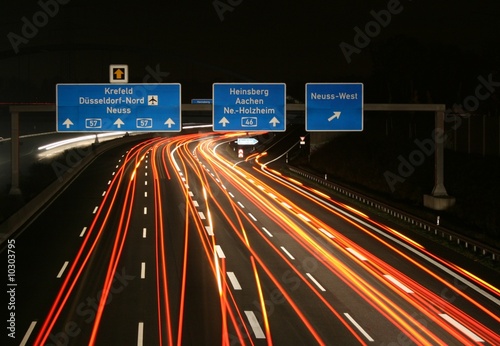 Autobahnkreuz nachts