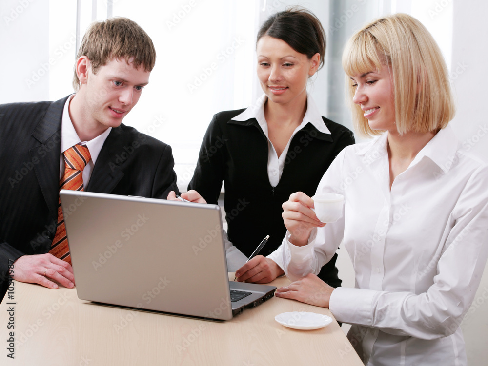 : Portrait of businesspeople looking at the monitor of laptop : Portrait of businesspeople looking at the monitor of laptop