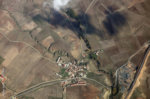 vista aerea pueblo y campos