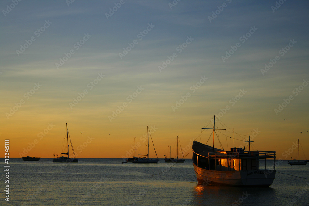 Sonnenuntergang am Meer mit Booten