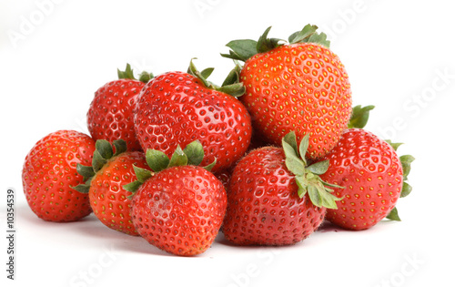 Fototapeta Naklejka Na Ścianę i Meble -  isolated bunch of strawberries on a white background