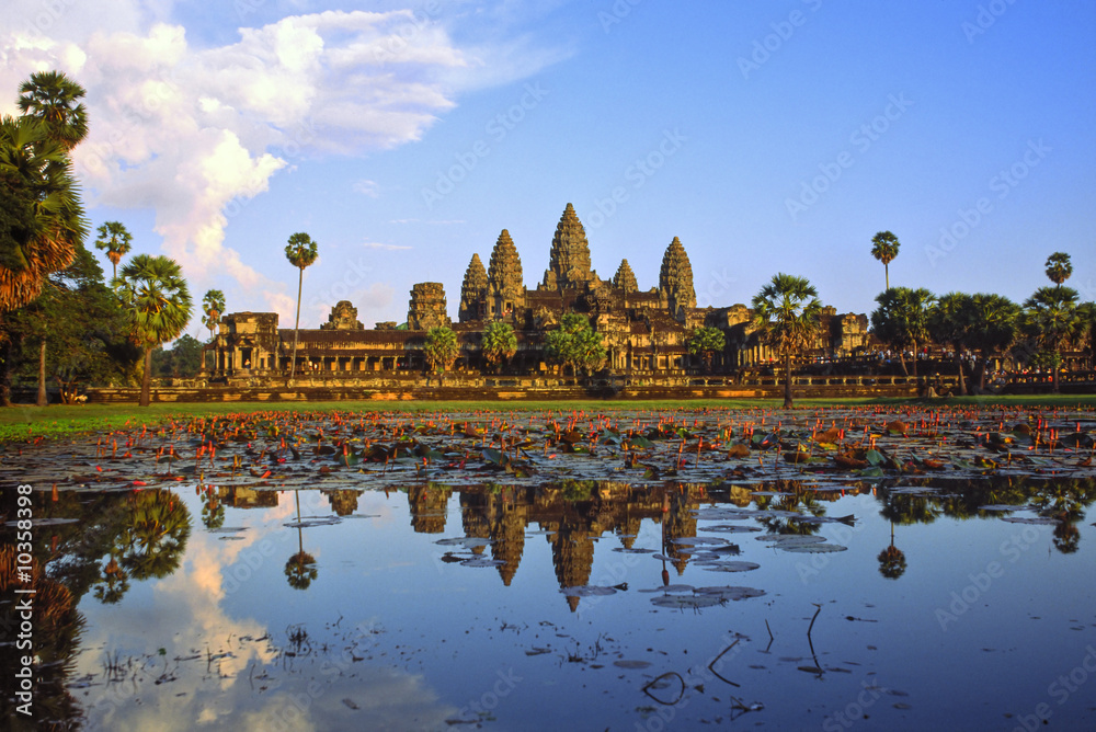 Obraz premium Świątynia Angkor Wat o zachodzie słońca, Siem Reap, Kambodża.