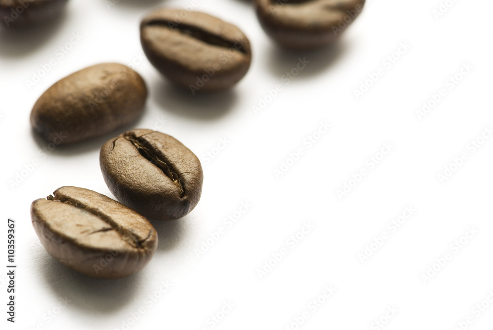 Naklejka premium Coffee beans on white background