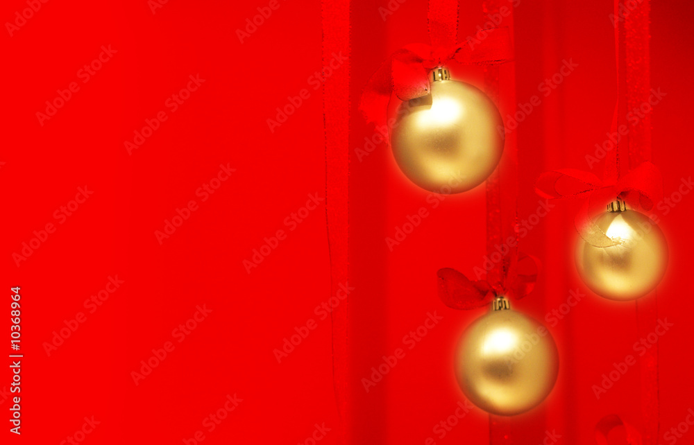 goldene Weihnachtskugeln auf rotem Hintergrund