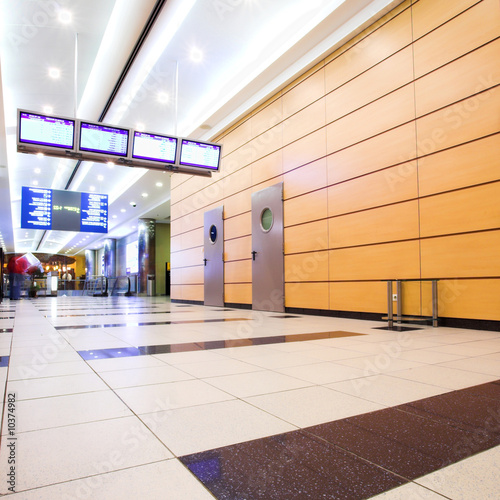 Slika na platnu People mooving in hall corridor with tv displays in airport