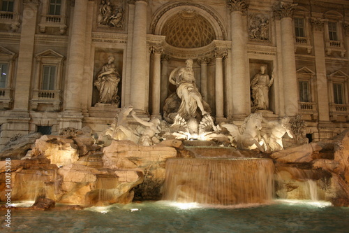 fontaine de trevi illuminée à Rome