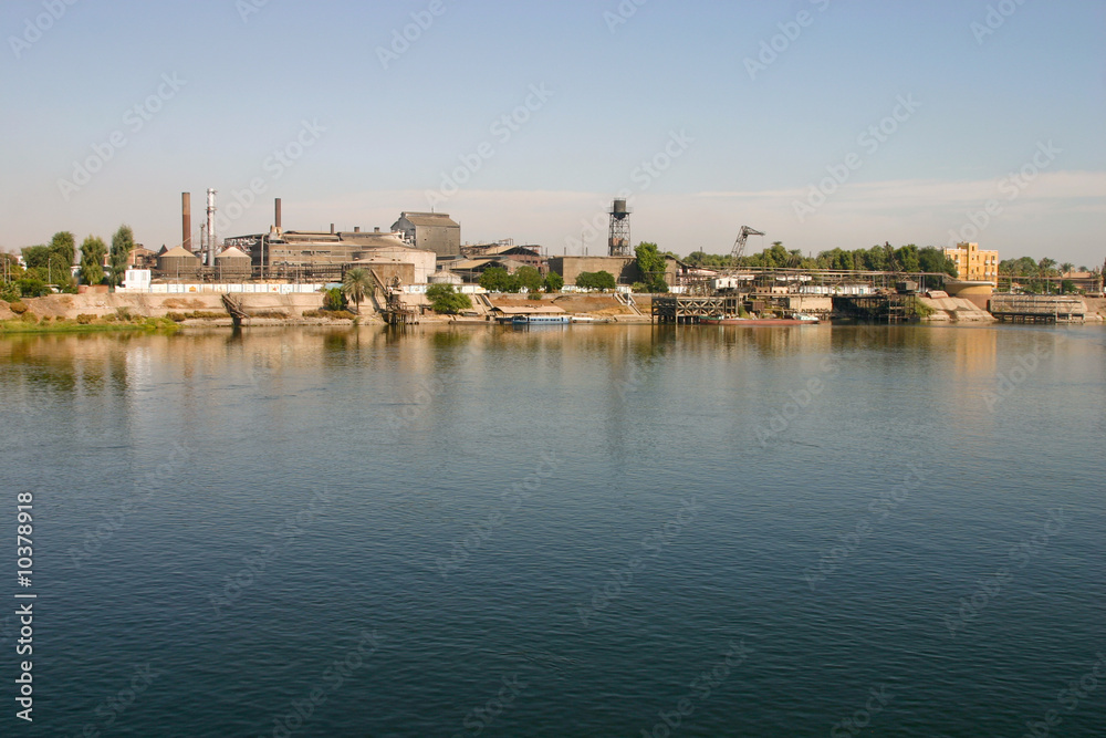 complexe industriel au bord du Nil