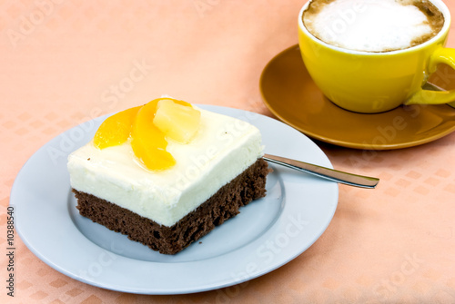 Schnitte mit Obst-Sahne-Pfirsich,Ananas photo