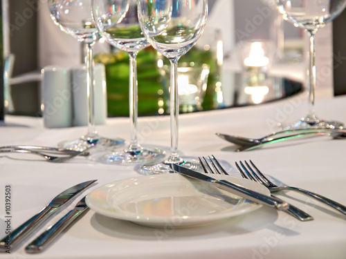 Esstisch für 3-Gänge-Menü mit Weingläsern, Kerzenlicht und Spiegeldekoration am Mitteltisch