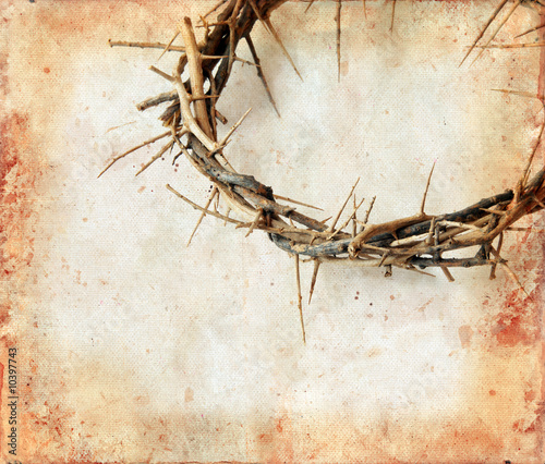 Foto Crown of thorns on a grunge background.