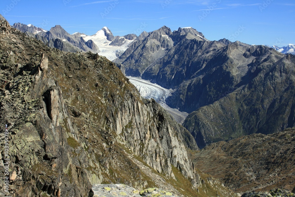 Gebirgszug in den Schweizer Alpen mit Gletscher