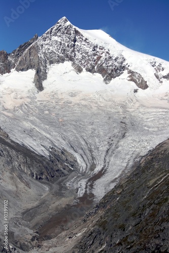 Gletscher in den Schweizer Alpen mit Berggipfel im Hintergrund