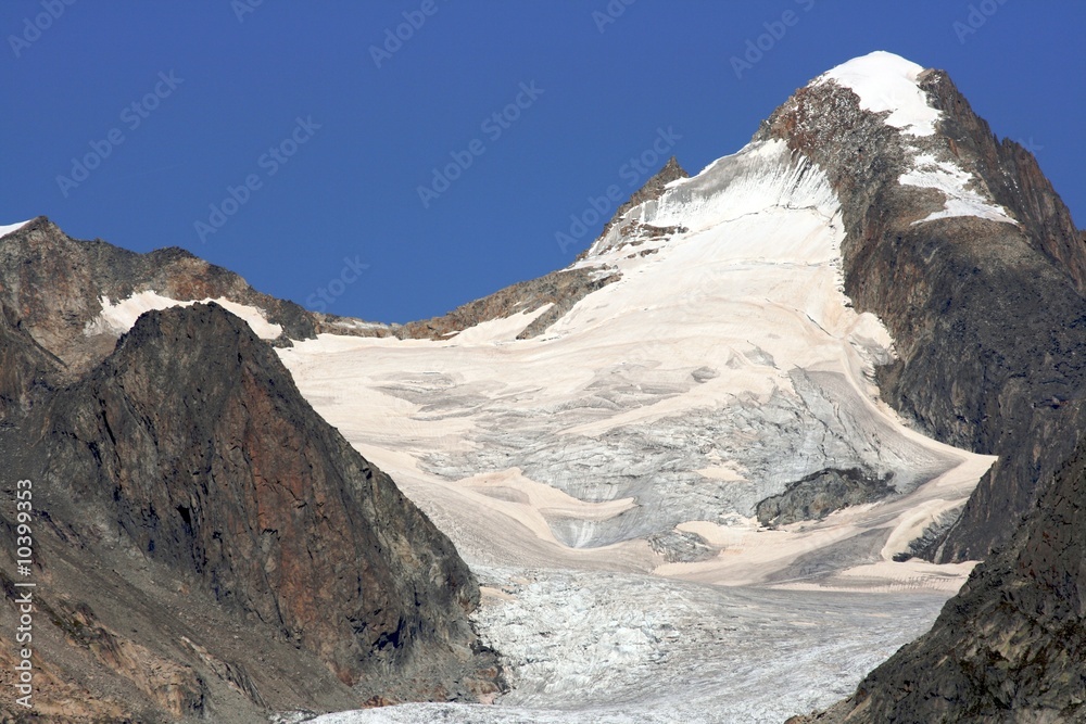 Nahaufnahme eines Firnfeldes eines Gletschers in den Schweizer Alpen