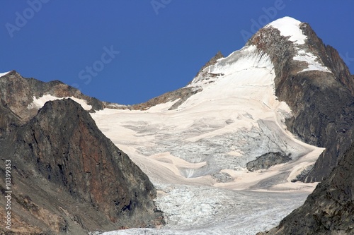 Nahaufnahme eines Firnfeldes eines Gletschers in den Schweizer Alpen