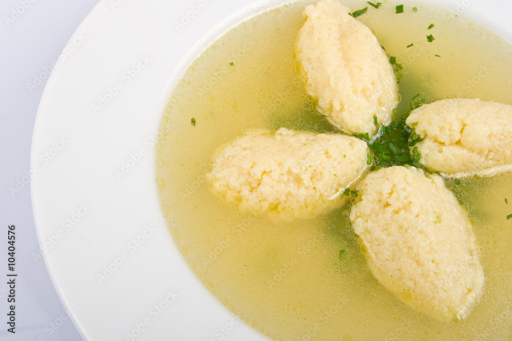 Hühnersuppe mit Griesnockerl Hühnersuppe mit Griesnockerl