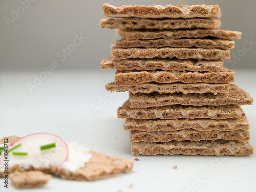 Knäckebrot mit Radieschen photo