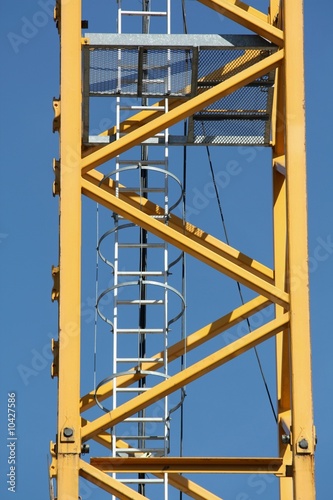 Détail d'une grue jaune sur un chantier de constrction