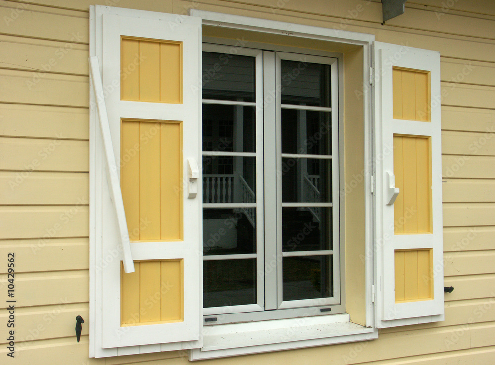 fenêtre d'une villa créole fenêtre d'une villa créole
