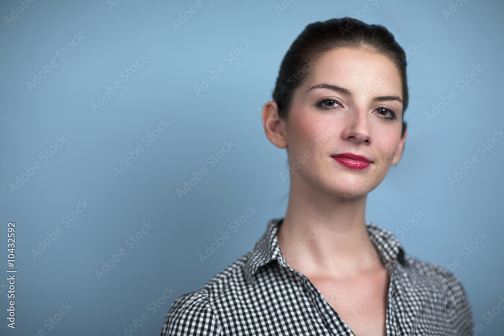 Junge Frau vor blauem Hintergrund Junge Frau vor blauem Hintergrund
