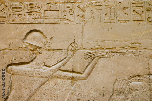 Hiéroglyphe du temple de karnak - encens photo